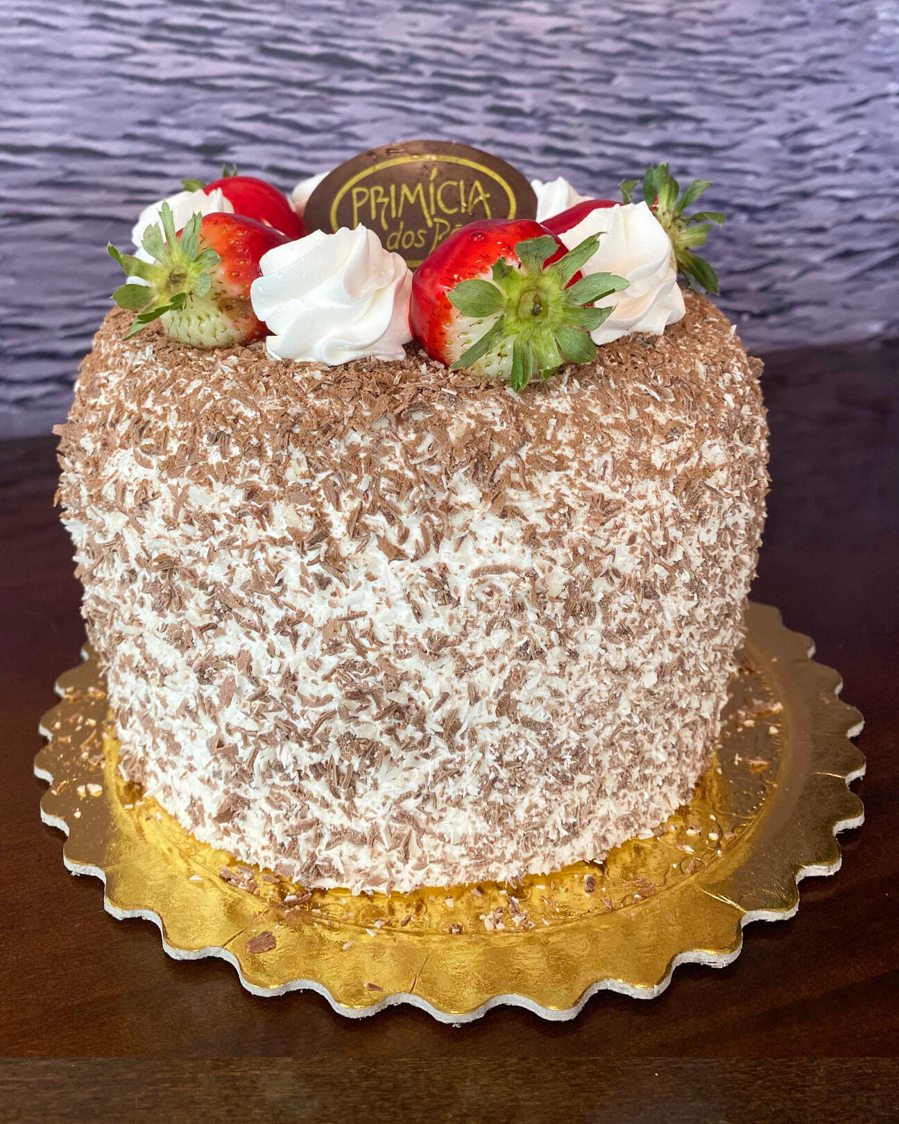 361-FLORESTA MISTA C/MORANGO Pão de ló branco e chocolate, recheio de morango c/ chantilly, cobertura de chantilly decorado c/ raspas de chocolate branco e preto com morangos.