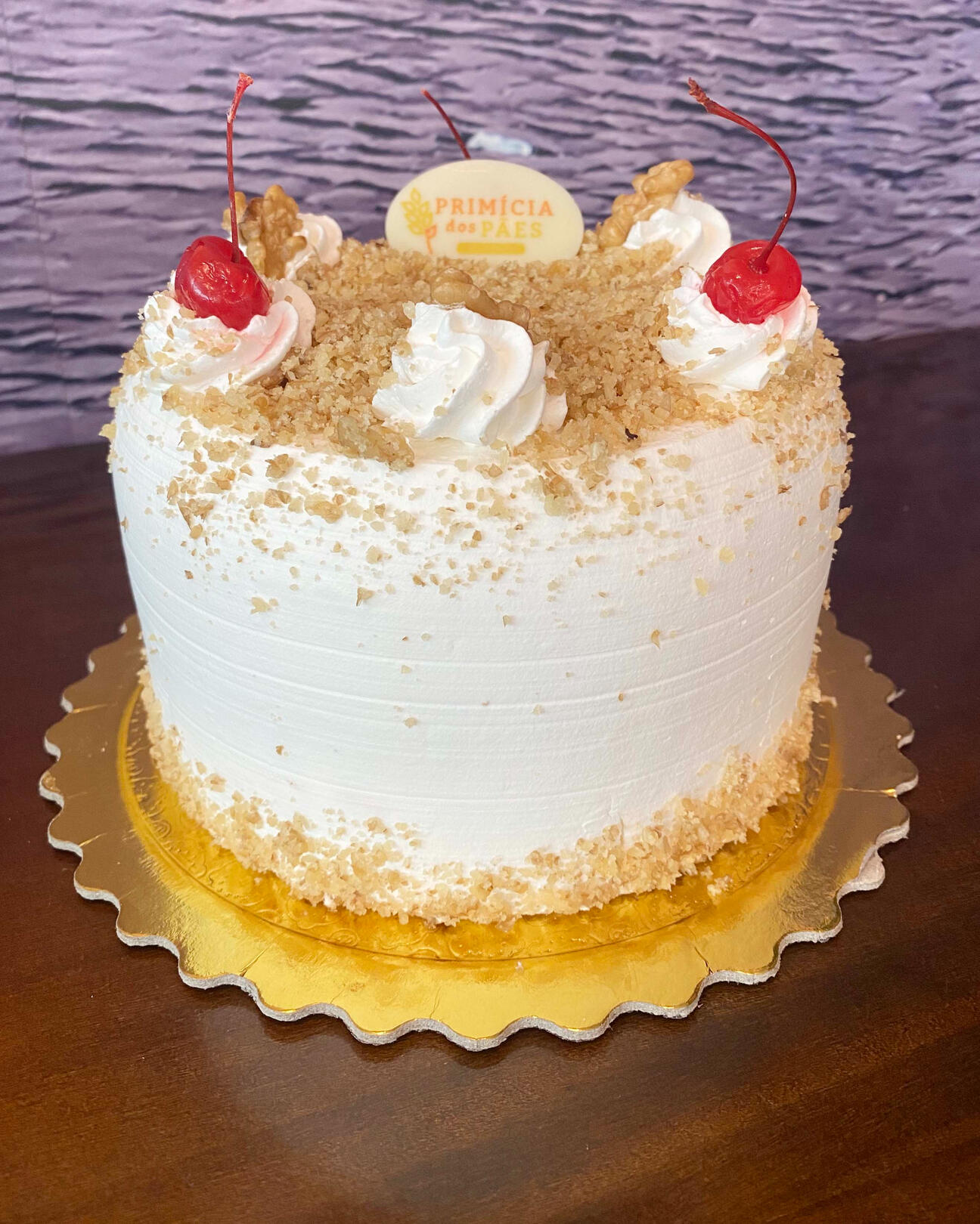 416-NOZES Pão de ló branco, recheado com doce de leite e chantilly, cobertura de chan- tilly e nozes picadas.