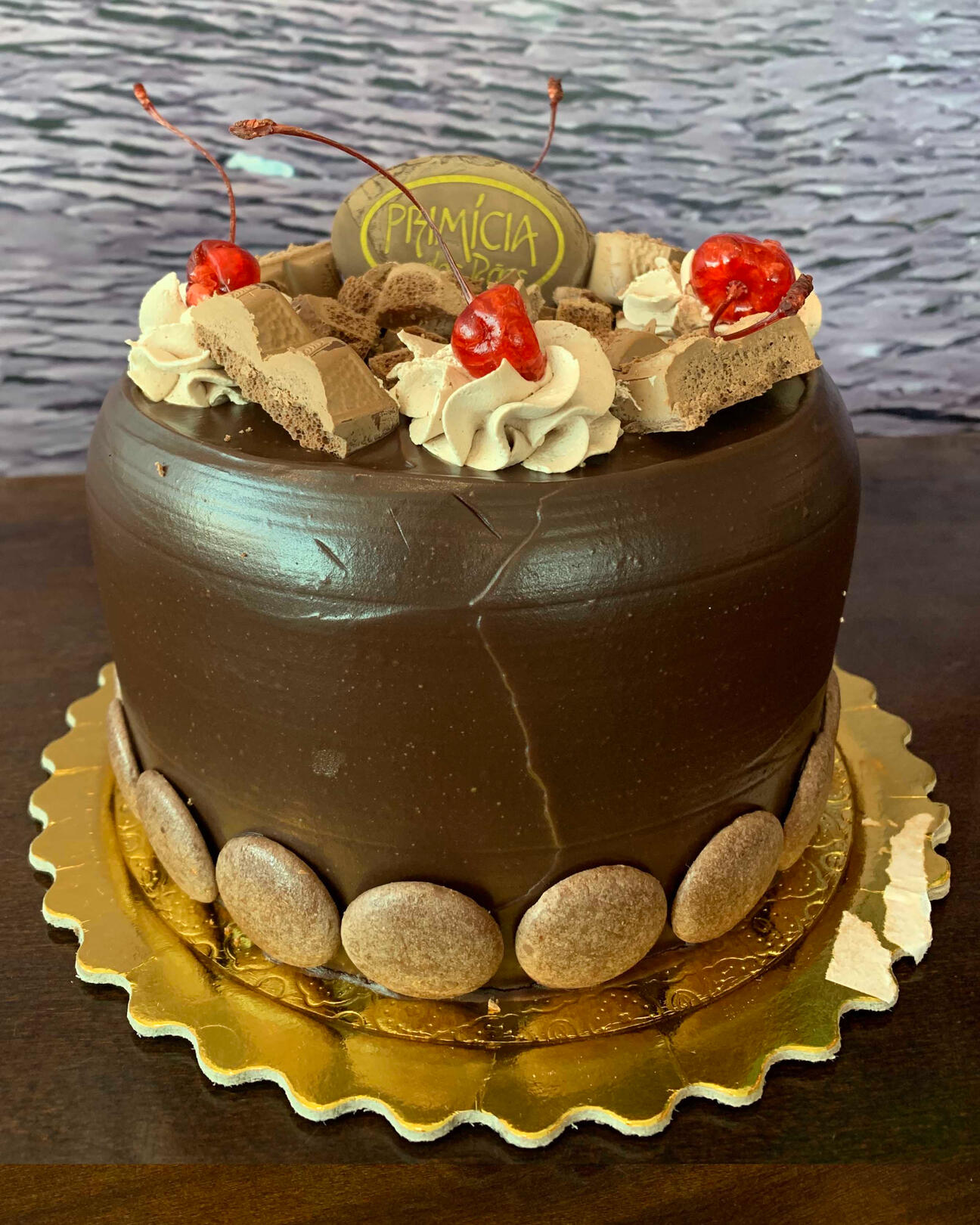 473-SUFLAIR Pão de ló de chocolate, recheado com mousse de chocolate Suflair, Suflair pi- cado, cobertura de creme paris branco e preto, decorado com Suflair.