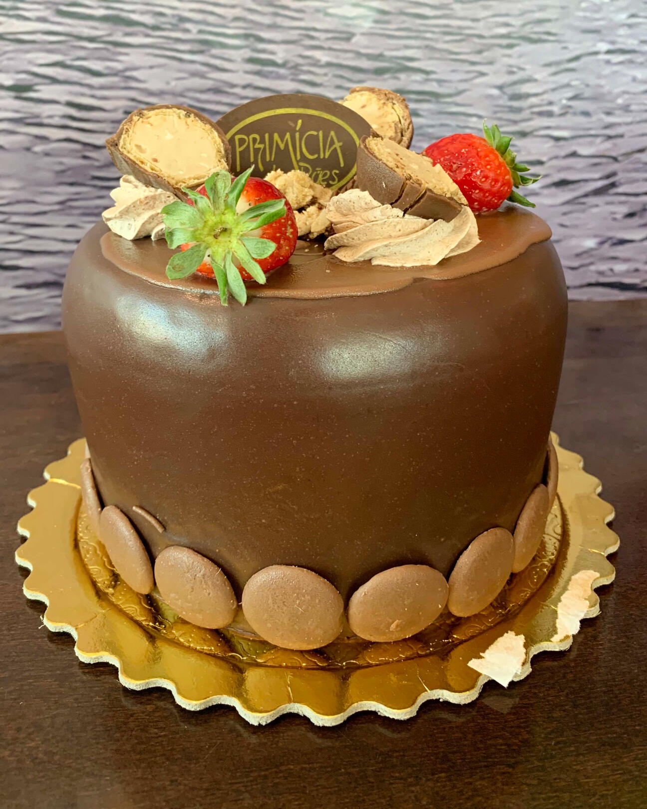 488-SONHO DE VALSA Pão de ló preto, recheado com bombom picado e chantilly, cobertura de ganache preto, decorado com bombom, cereja e creme Paris.