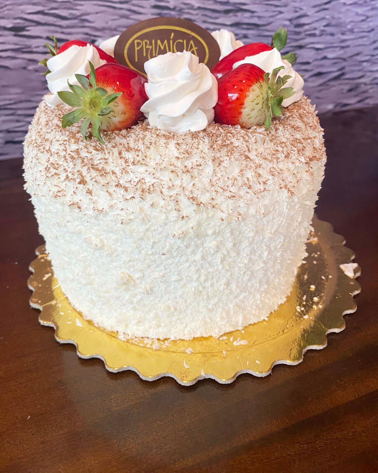 331 - FLORESTA BRANCA COM MORANGOS Massa de pão de ló branco. Recheado com chantilly e morangos picados. Coberto com chantilly. Decorado com raspas de chocolate branco e morangos.