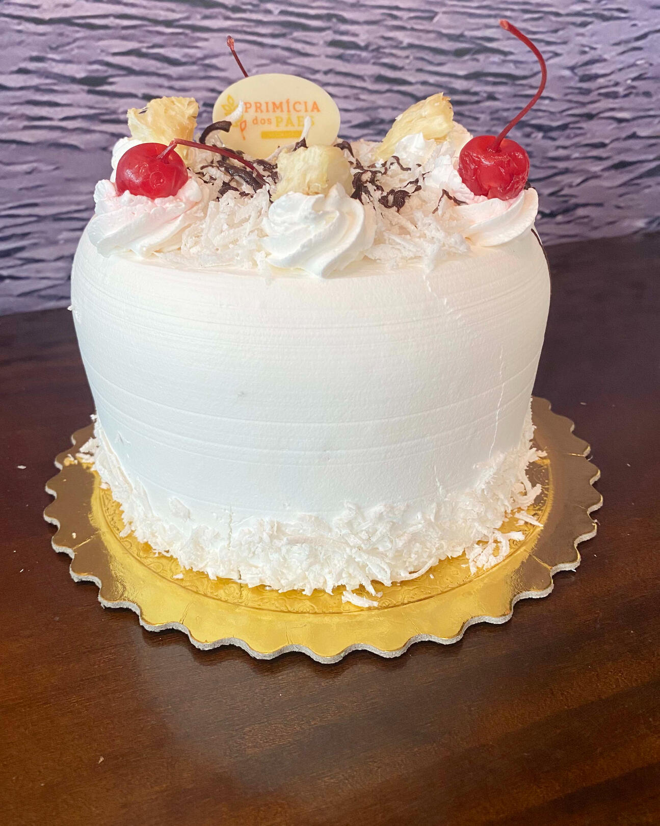 Pão de ló branco, chantilly e amêndoas laminadas