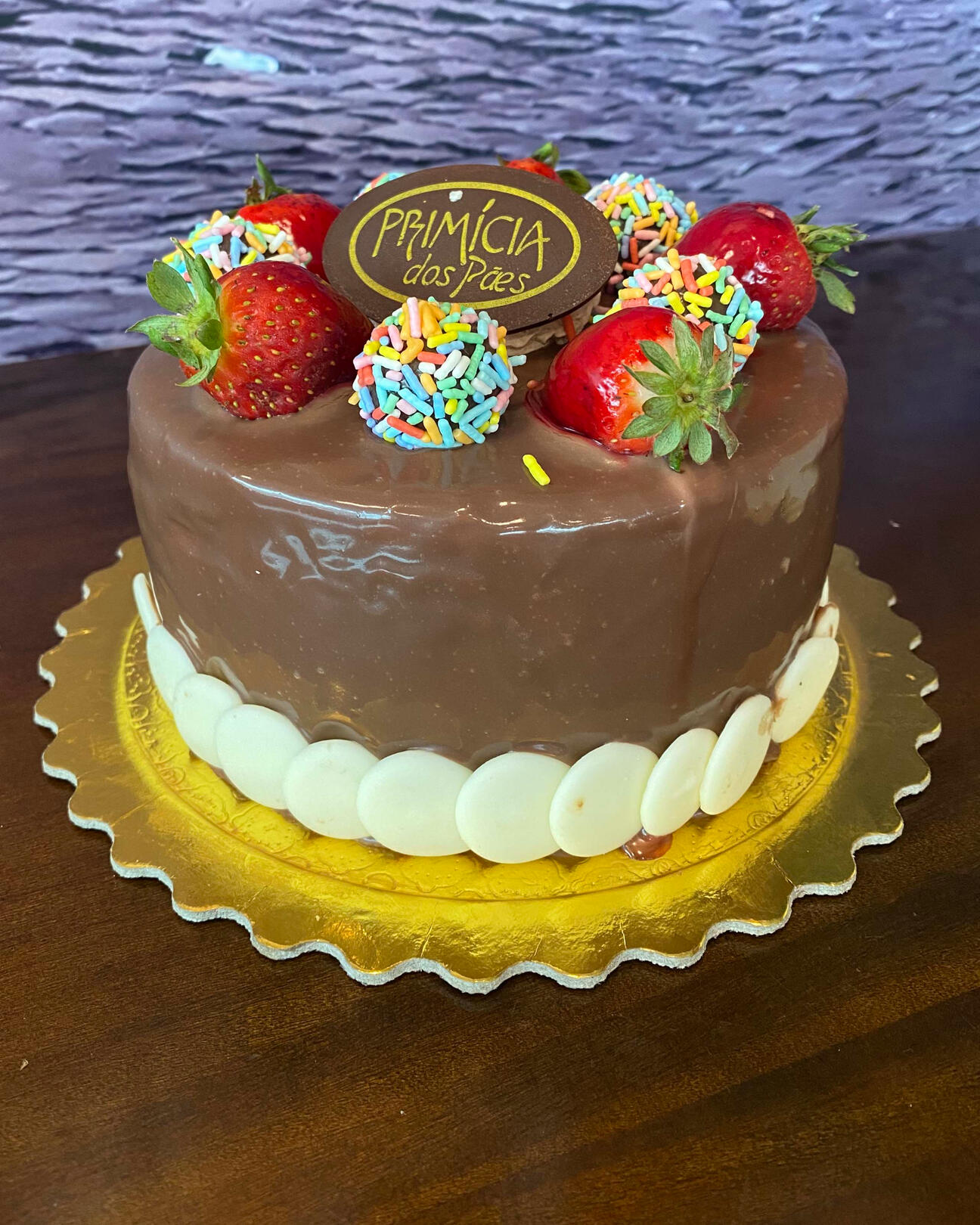 BRIGADEIRO COM MORANGOS Massa de pão de ló de chocolate. Recheado com creme de brigadeiro. Coberto com chantilly, creme paris. Decorado c/ granulado de chocolate e brigadeiros.