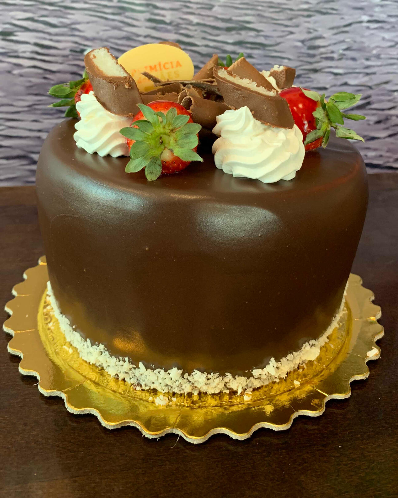403-PRESTÍGIO Pão de ló de chocolate. Recheado com chantilly e coco fresco. Coberto com chantilly e creme paris. Decorado com coco fresco e chocolate Prestígio.