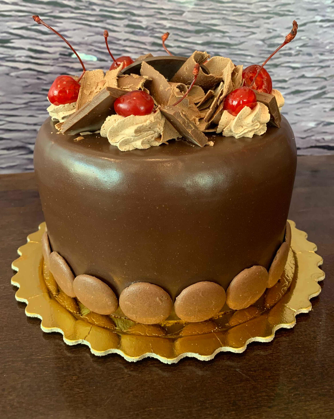 3252-ALPINO Pão de ló de chocolate, recheado com mousse de chocolate meio amargo, co- bertura de creme paris chocolate, decorado com bombom Alpino.