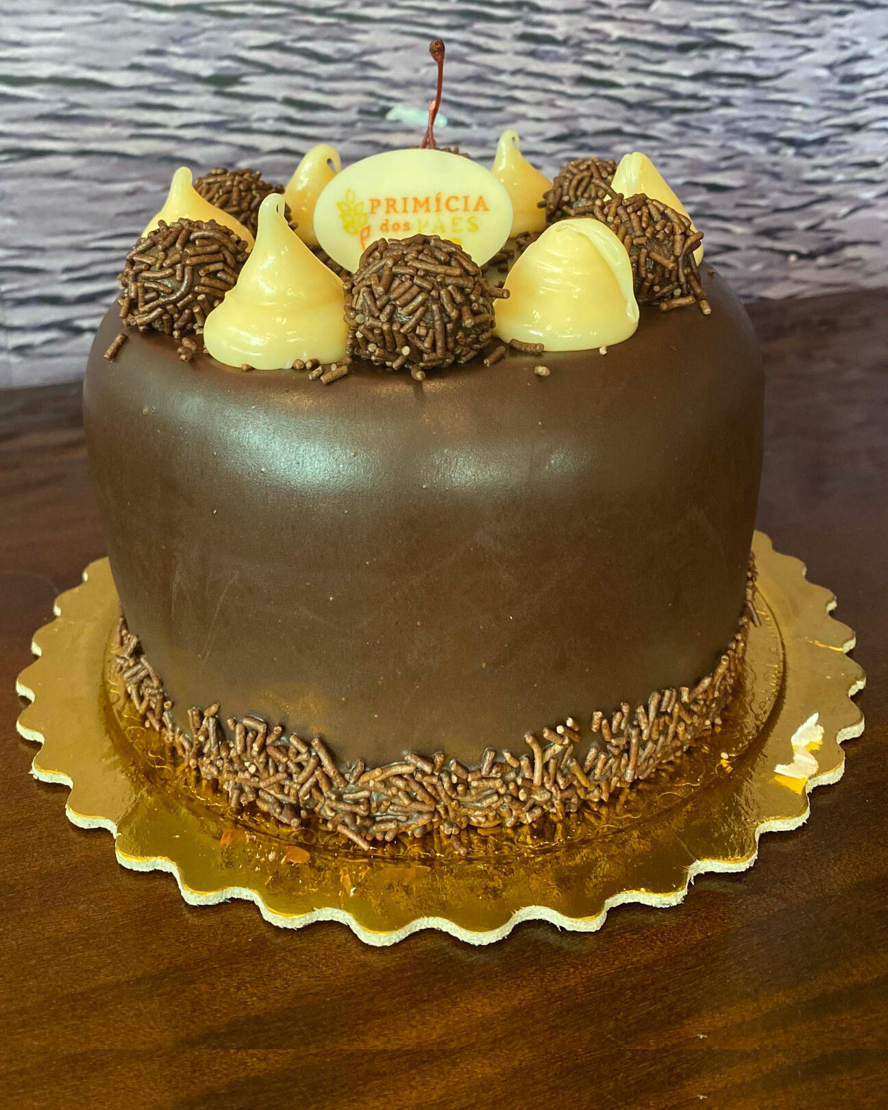 402- BRIGADEIRO Massa de pão de ló de chocolate. Recheado com creme de brigadeiro. Coberto com chantilly, creme paris. Decorado c/ granulado de chocolate e brigadeiros.