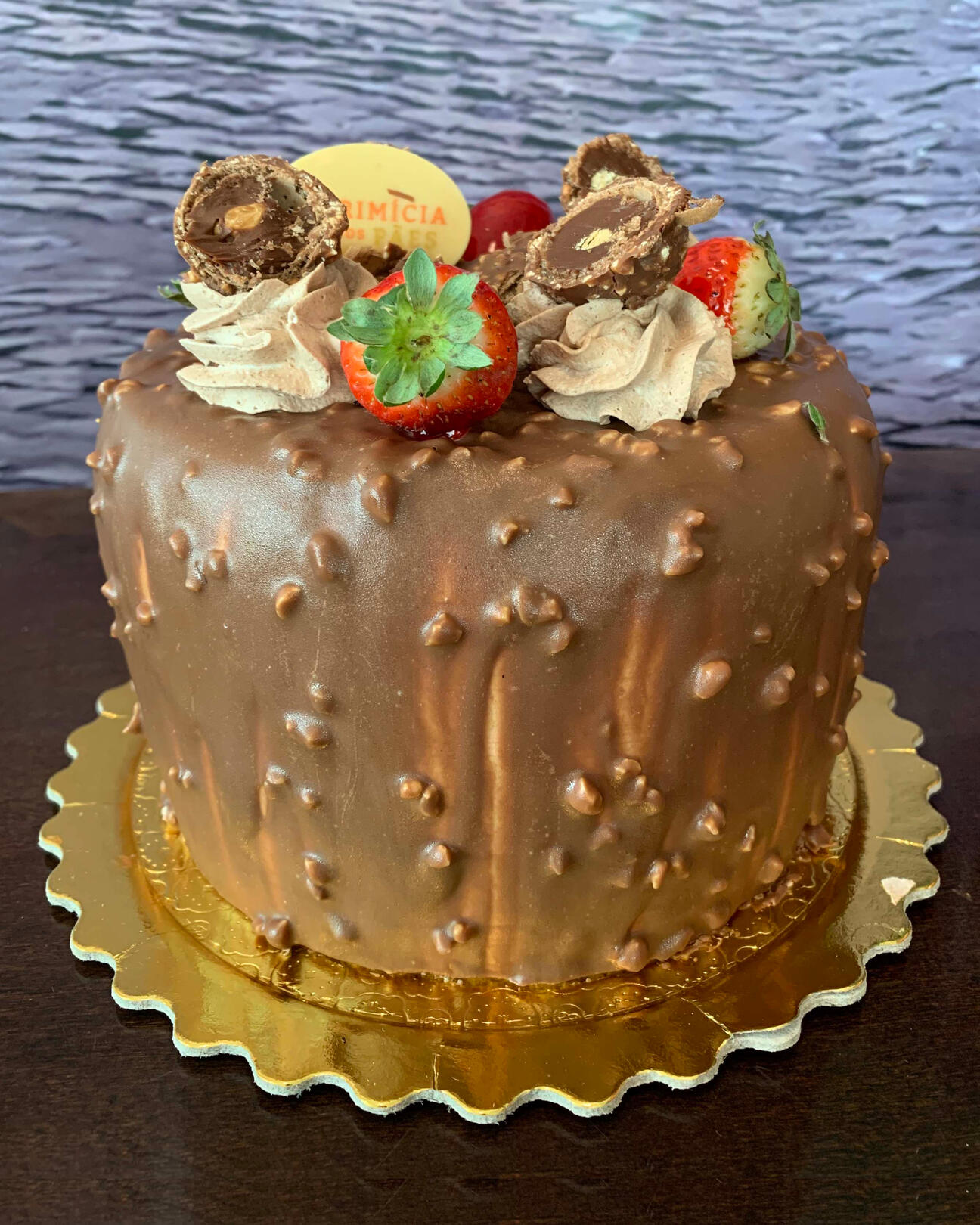 471-FERRERO ROCHER Pão de ló de chocolate, recheado com creme de avelã, bombom picado, avelã picado, cobertura Ferrero Rocher decorada com bombom Ferrero Rocher.